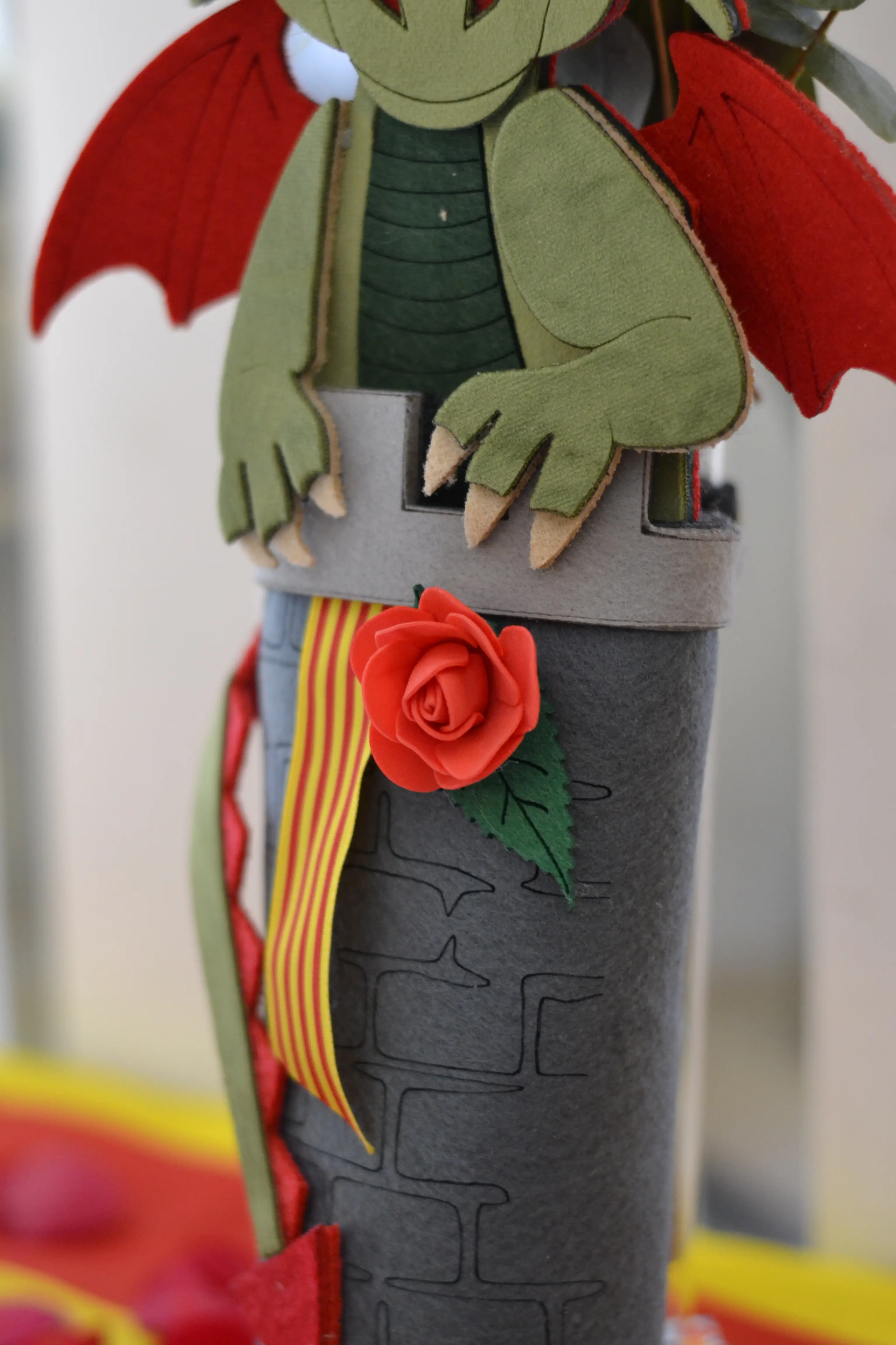 Rosa Roja con Dragón Grande - Vista 3