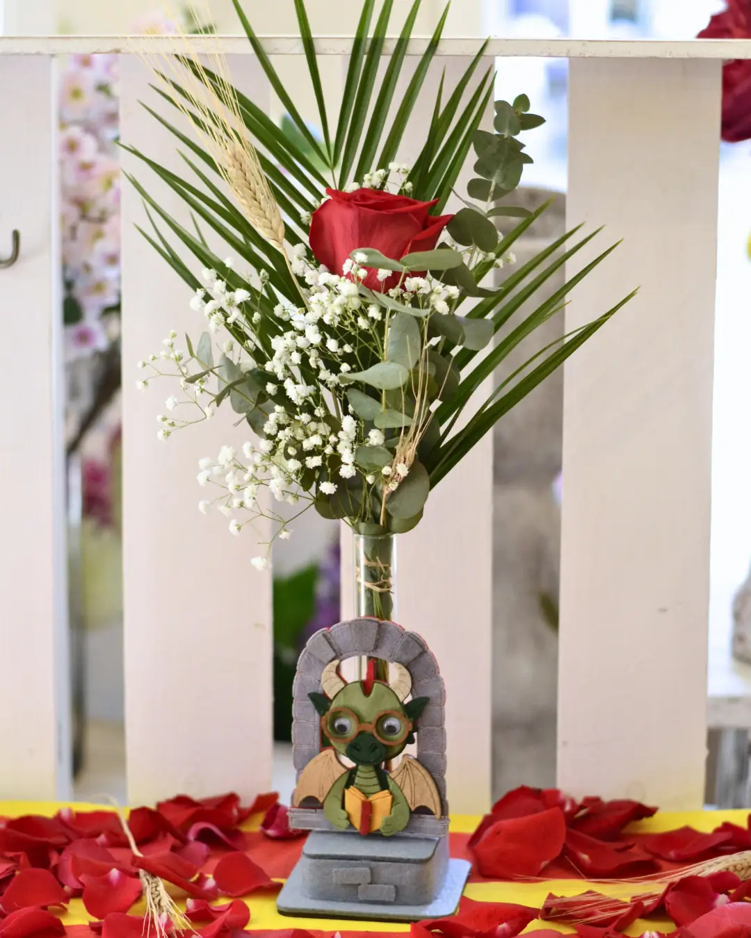 Rosa Roja con Dragón Lector - Floradomicilio
