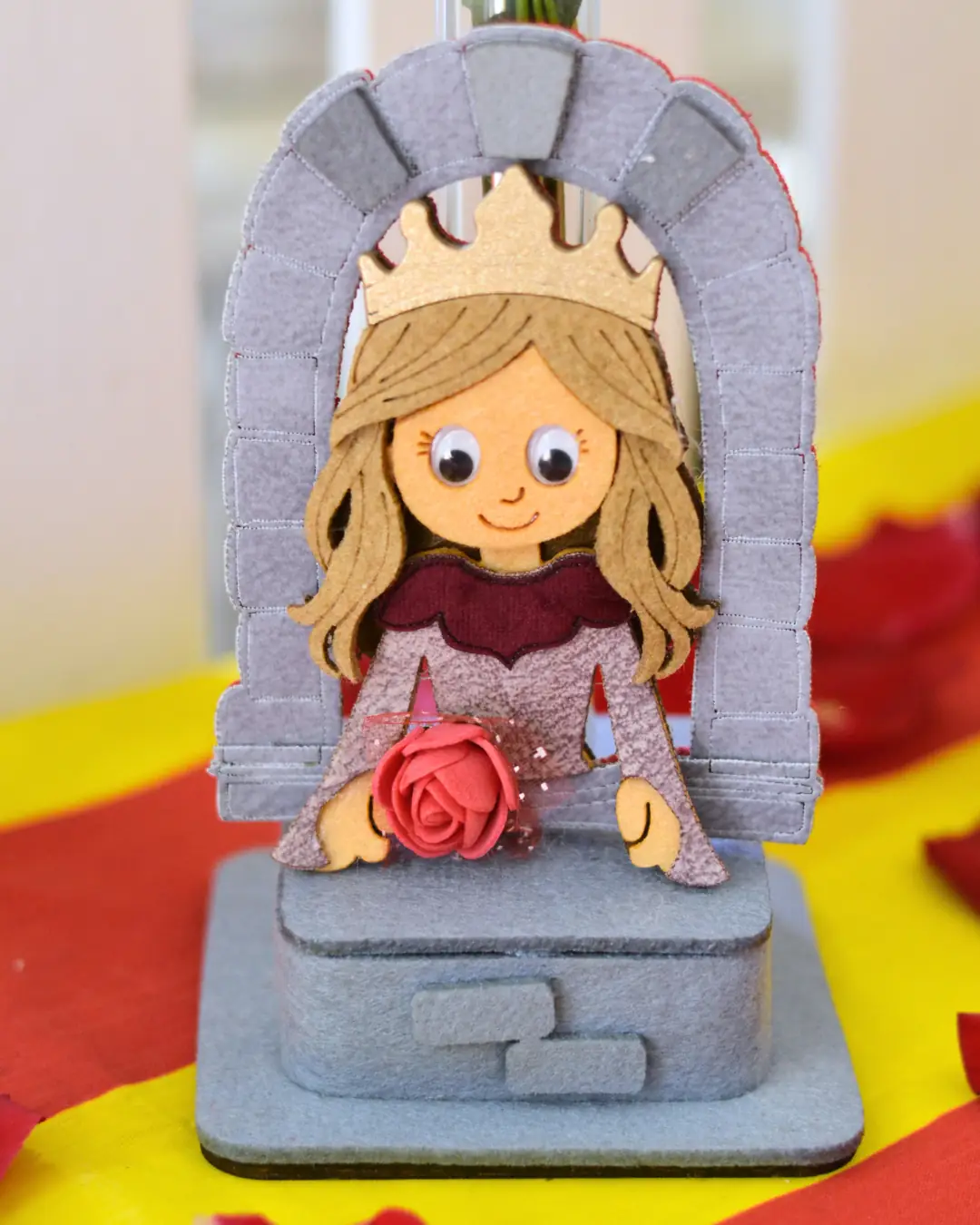 Rosa Roja con Princesa Medieval - Vista 2