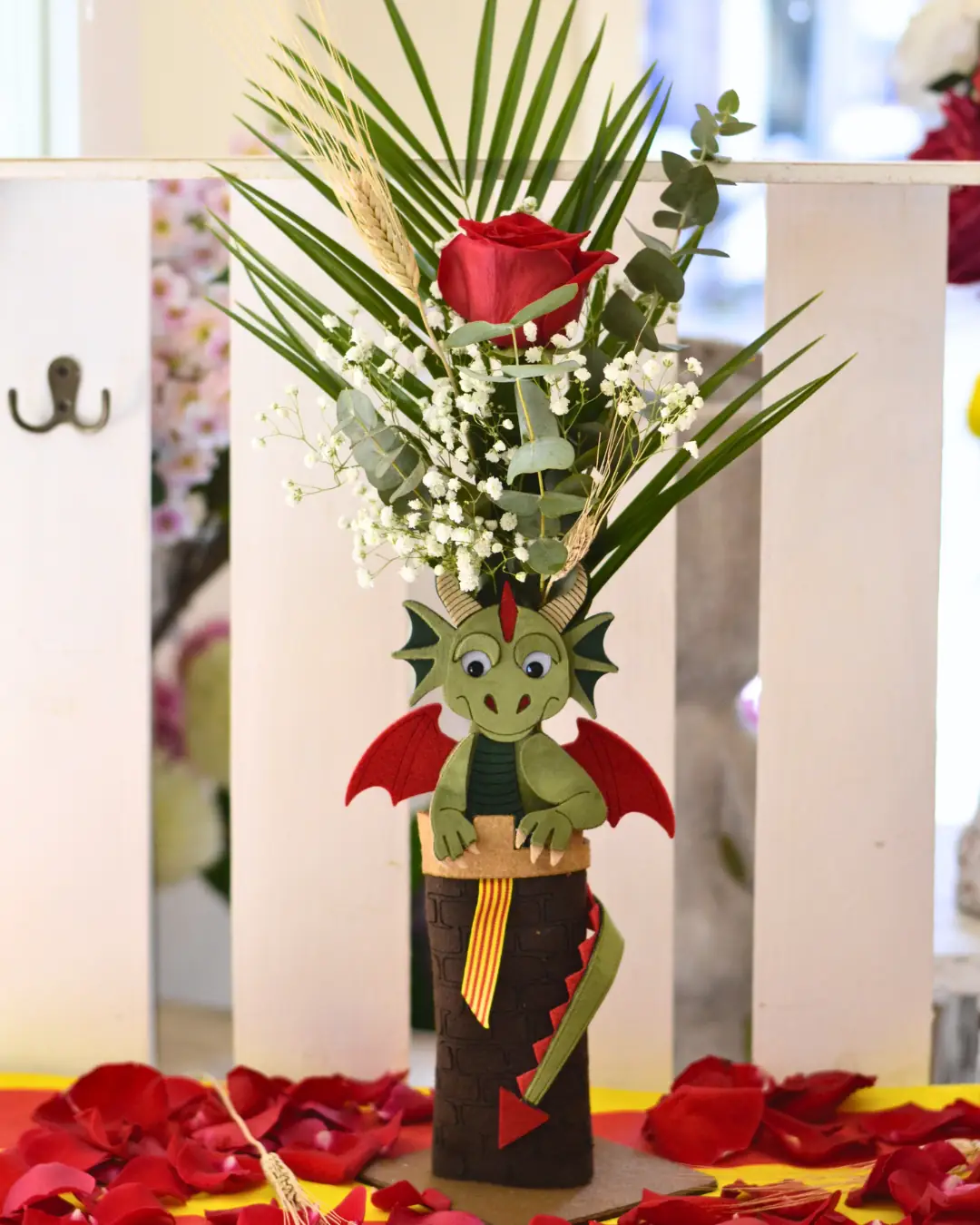 Figura Rosa Roja con Dragón