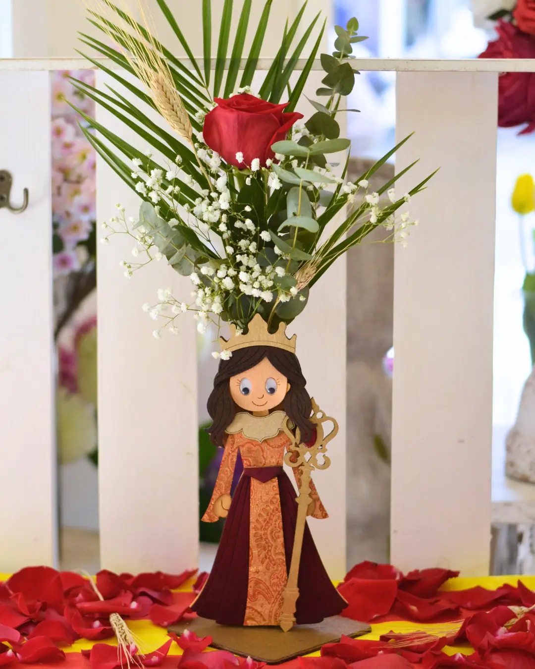 Rosa Roja con Figura de Reina
