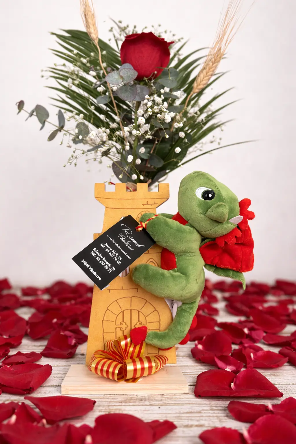 Rosa Roja con Dragón Verde de Peluche