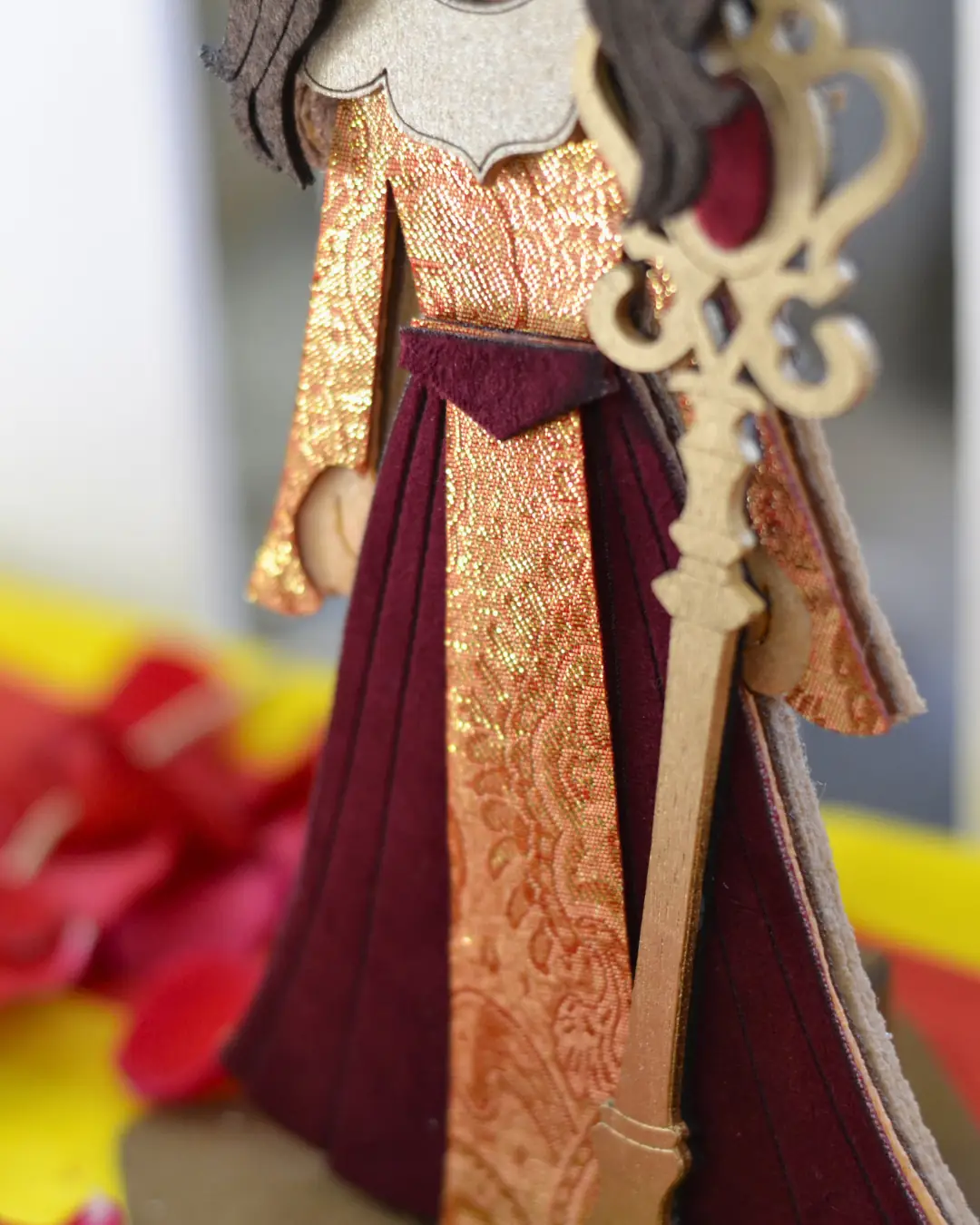 Rosa Roja con Figura de Reina - Vista 3