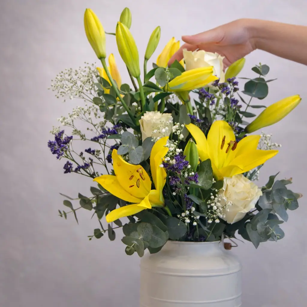 Ramo de Rosas Blancas y Lilium - Vista 2