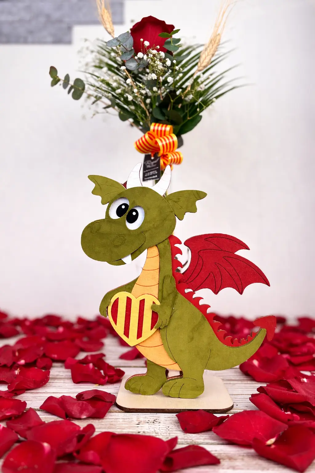 Rosa Roja con Dragón y Corazón Grande