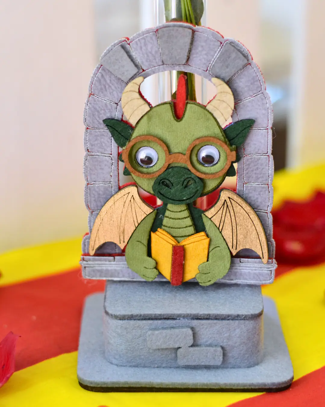 Rosa Roja con Dragón Lector - Vista 2