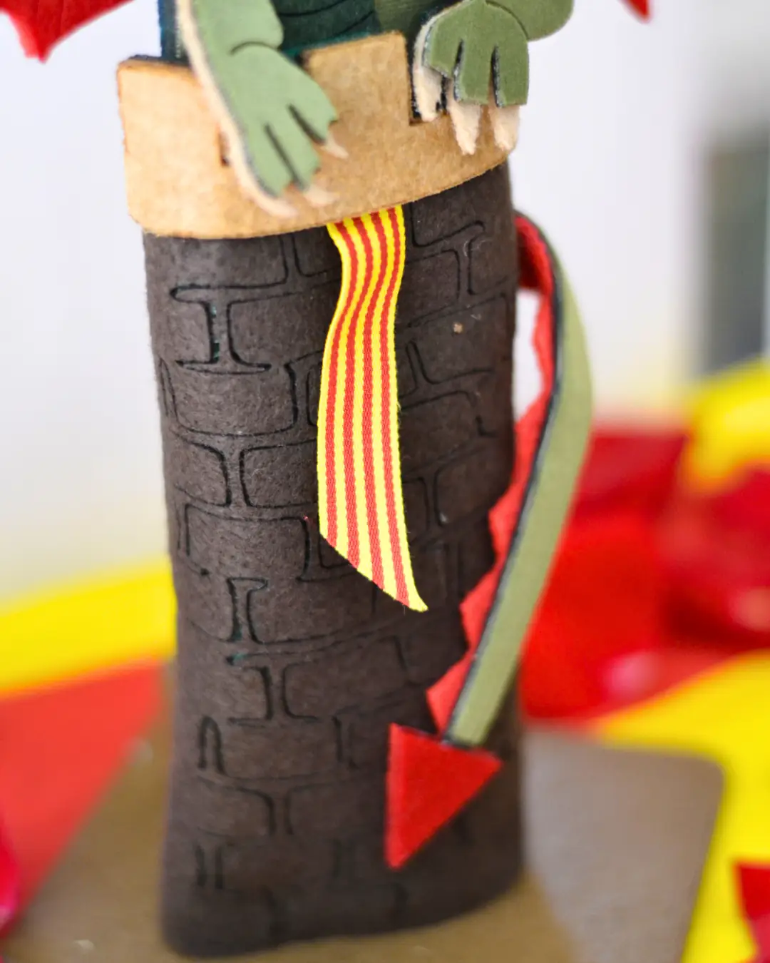 Figura Rosa Roja con Dragón - Vista 3