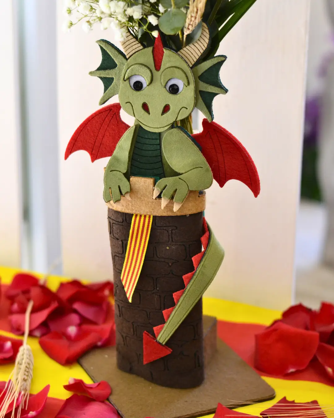 Figura Rosa Roja con Dragón - Vista 2