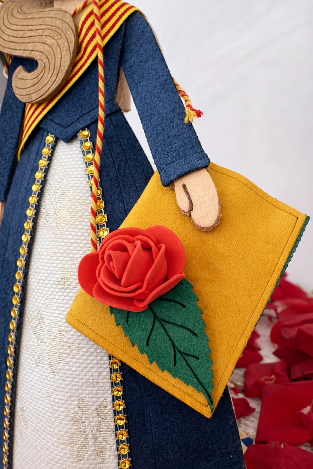 Rosa Roja con Figura Reina Grande - Vista 3