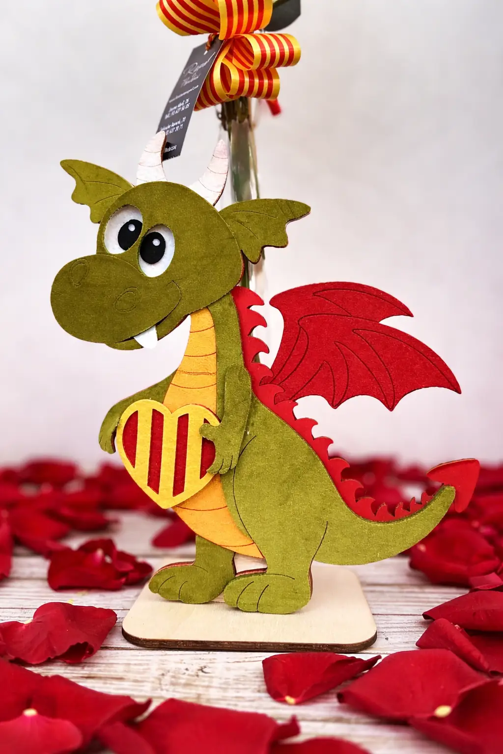 Rosa Roja con Dragón y Corazón Grande - Vista 2