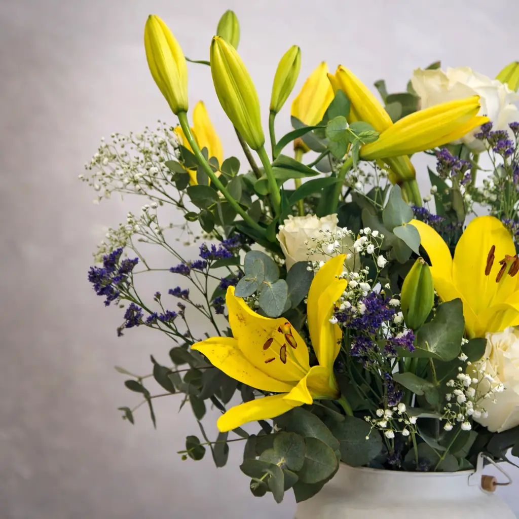 Ramo de Rosas Blancas y Lilium - Vista 3