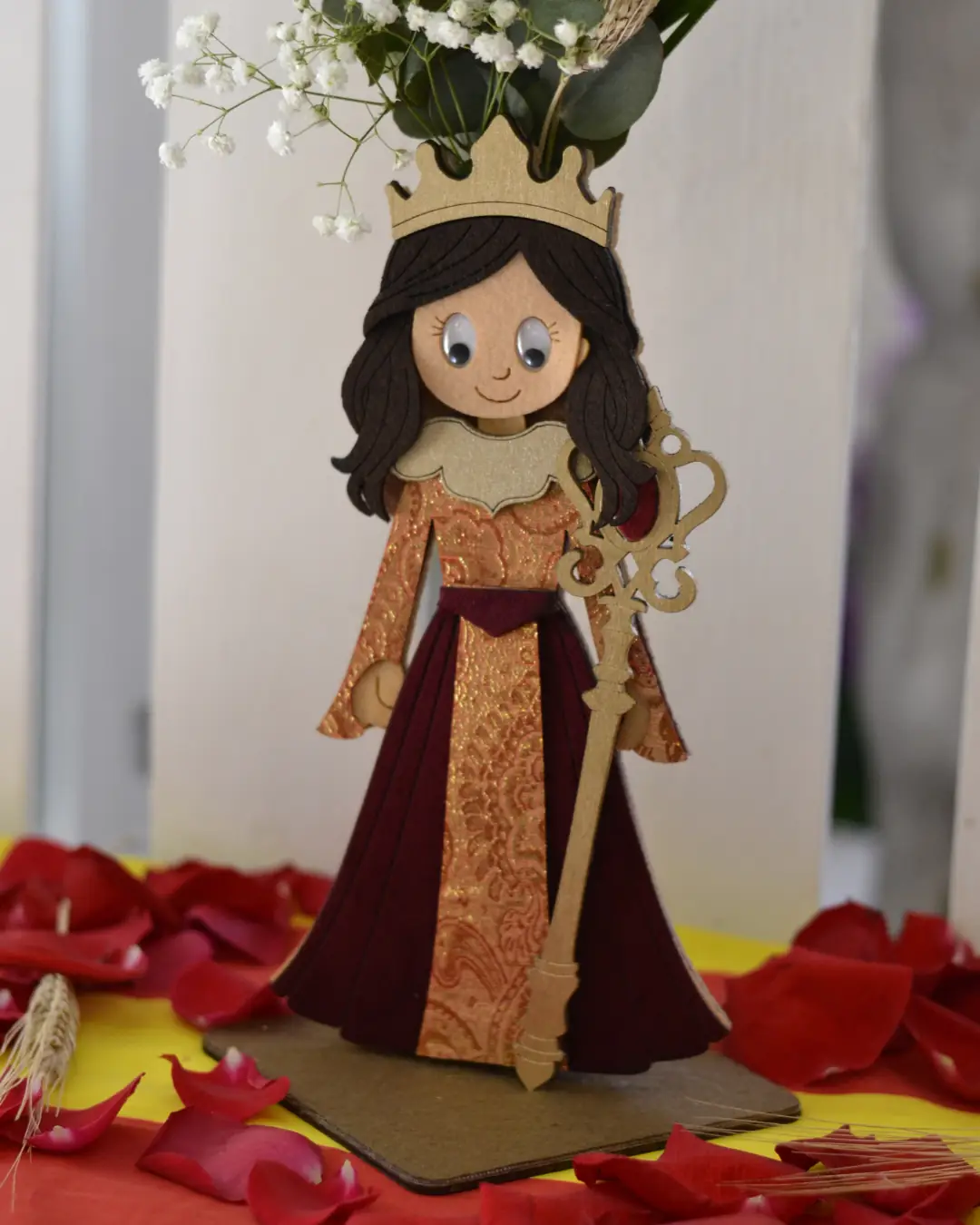 Rosa Roja con Figura de Reina - Vista 2