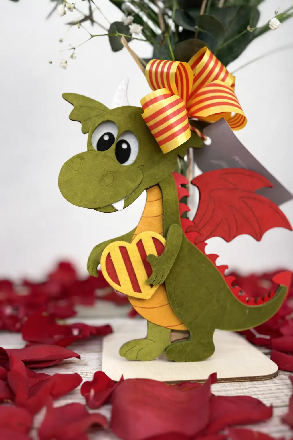 Rosa Roja con Dragón y Corazón - Vista 2