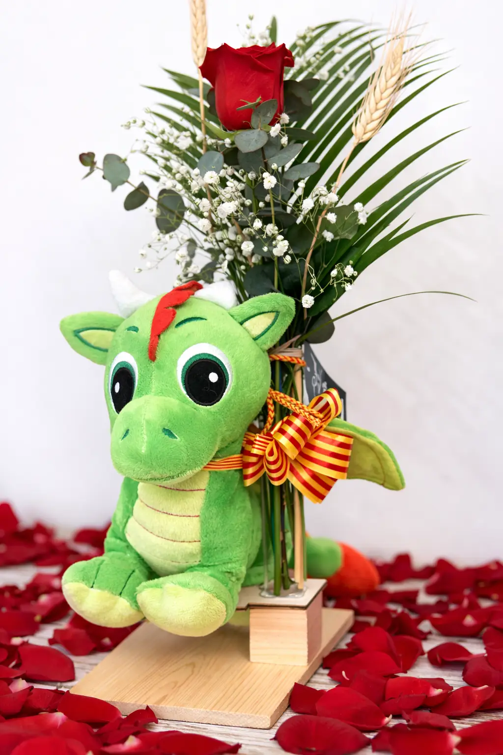 Rosa Roja con Dragón de Peluche Verde
