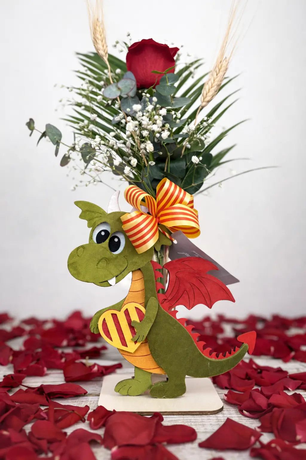 Rosa Roja con Dragón y Corazón