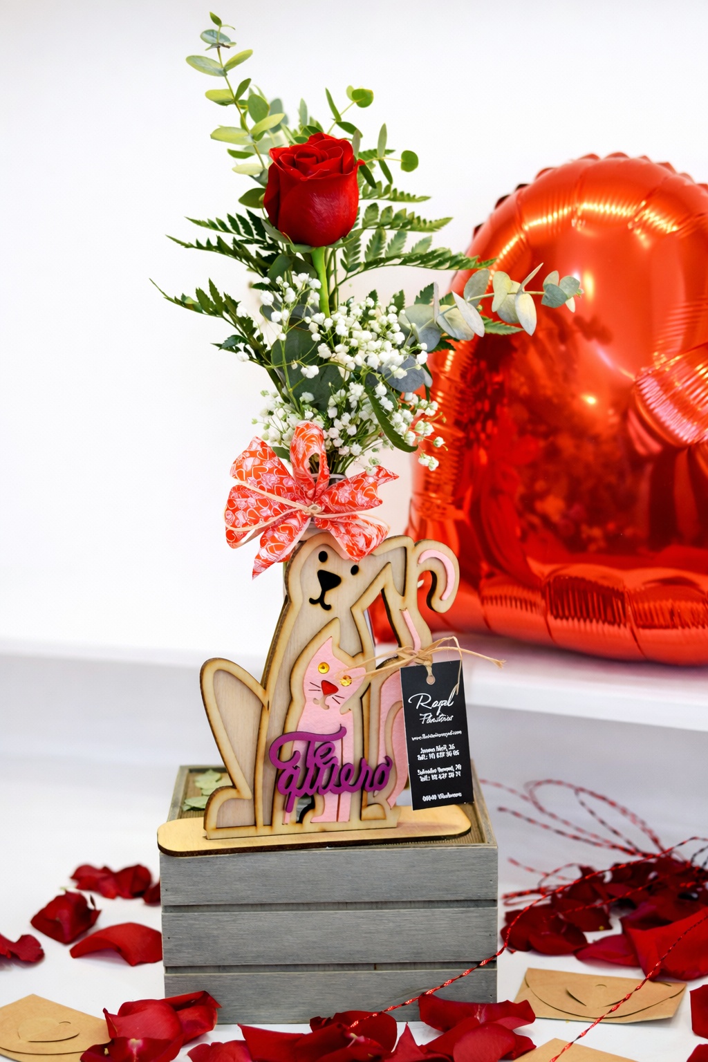 Gatos Enamorados con Rosa Roja