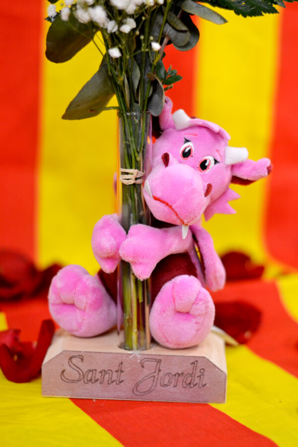 Dragón Rosa con Base Sant Jordi y Rosa Roja - Imagen 2